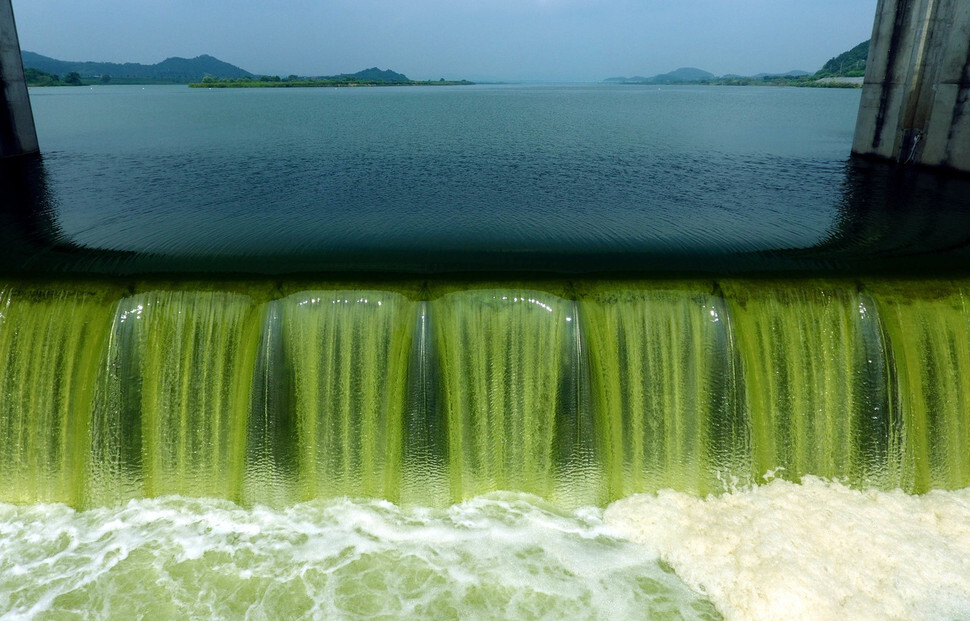 Green water flows through weirs that were opened on the Nakdong River on Apr. 16