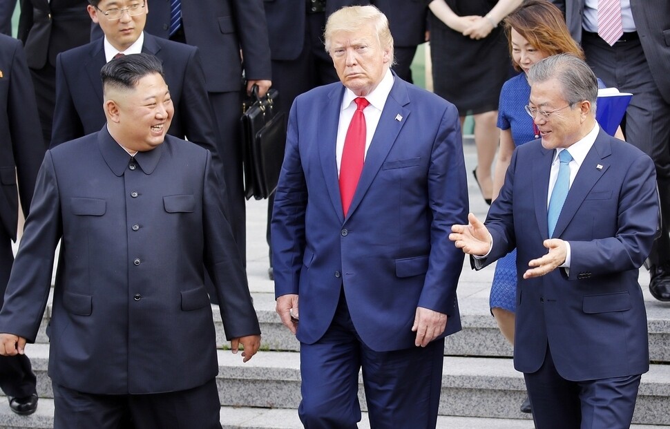 <b>North Korean leader Kim Jong-un, US President Donald Trump, and South Korean President Moon Jae-in in Panmunjom on June 30. (Kim Jung-hyo, staff photographer)</b>