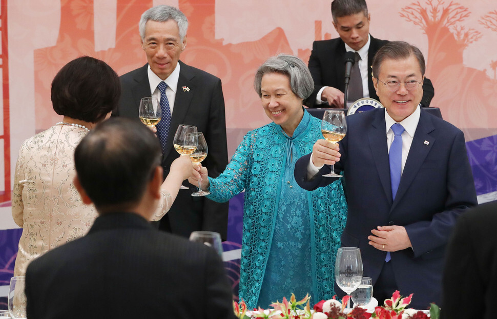 South Korean President Moon Jae-in and Singapore Prime Minister Lee Hsien during an official luncheon for Lee’s South Korea visit at the Blue House on Nov. 23. (Kim Jung-hyo, staff photographer)