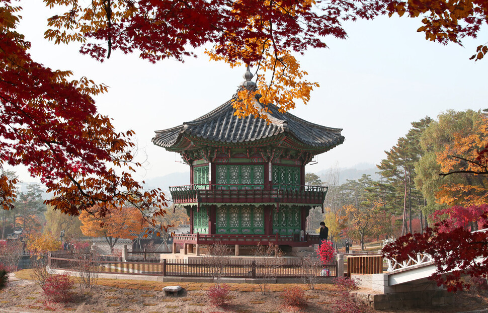 Hyangwonjeong Pavilion can be seen through colorful fall leaves. (Kim Hye-yun/The Hankyoreh)