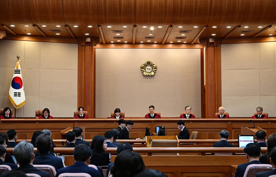 민주주의 저력 확인했지만...아직 갈 길 먼 '내란 단죄' [2025 국내 10대... - 뉴스 썸네일 이미지