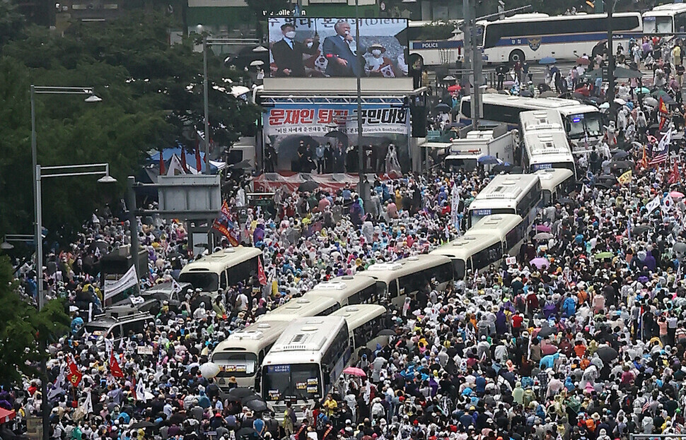 Members of the Sarang Jeil Church hold a rally near Seoul’s Gwanghwamun Square on Aug. 15. (Yonhap News)