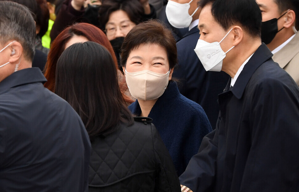 Park Geun-hye smiles as she leaves Samsung Medical Center on the morning of March 24. (pool photo)