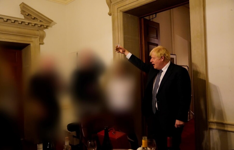 보리스 존슨 영국 총리가 지난해 11월 13일 열린 직원 송별회에서 잔을 들고 있다. 영국 내각부