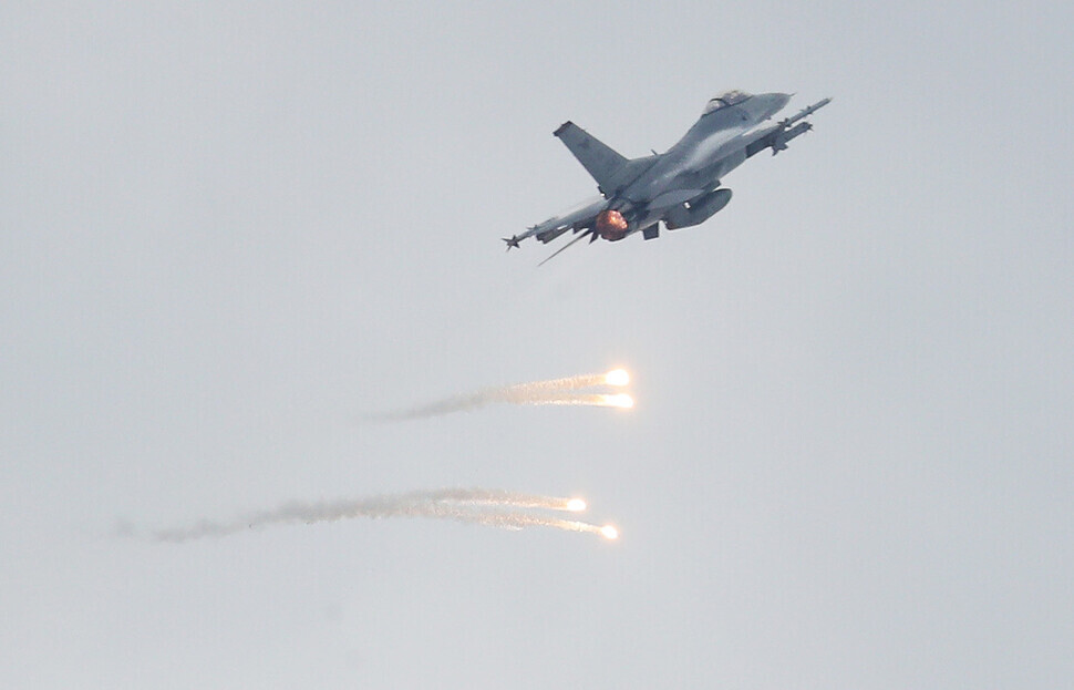An F-16 shoots off flares during Air Power Day 2019 held at the USFK Osan Air Base in Pyeongtaek, Gyeonggi Province, on Sept. 20, 2019. (Yonhap)