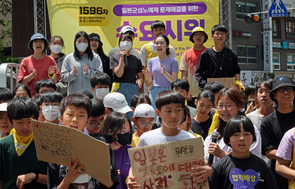 Students from Sungmisan School, an alternative school in Seoul, take part in the 1,596th Wednesday Demonstration outside the former Japanese Embassy in Seoul on May 17. (Lee Jeong-yong/The Hankyoreh)