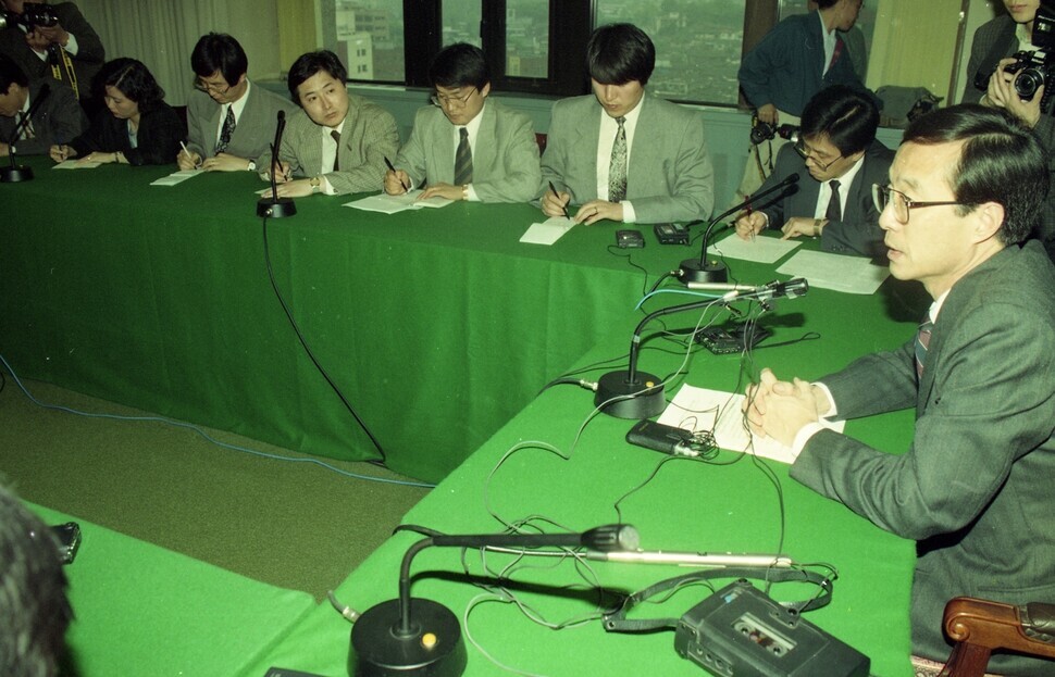Han Seung-ju, the foreign minister for South Korea at the time, holds a press conference on May 12, 1993, at the ministry, where he implores North Korea to reverse its declaration of withdrawing from the Nuclear Nonproliferation Treaty and to admit special inspectors. (Yonhap)