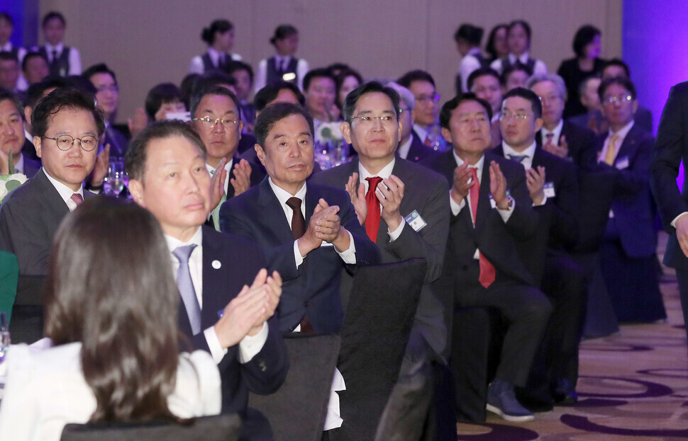 SK Group Chairperson Chey Tae-won, FKI acting chairperson Kim Byong-jun, Samsung Electronics Executive Chairperson Lee Jae-yong, Korea Federation of SMEs Chairperson Kim Ki-mun, LG Group Chairperson Koo Kwang-mo and other heads of Korean conglomerates and business federations applaud following President Yoon Suk-yeol’s address at a banquet for business leaders held in Hanoi on June 22. (Yonhap)