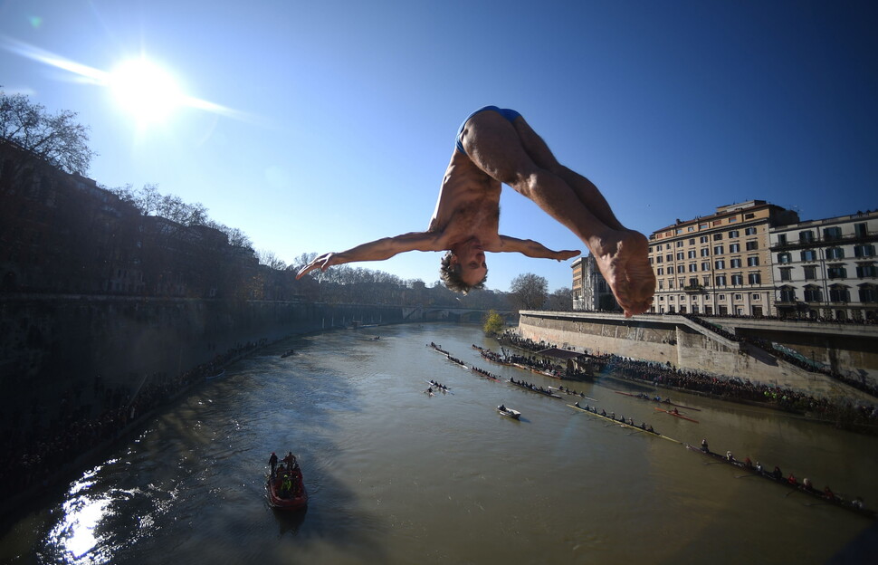 이탈리아 로마의 테베레강에서 다이버가 새해 축하 다이빙을 하고 있다.