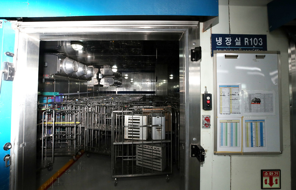 Korean Air’s airline meal production center is nearly empty on Apr. 2, as the center’s output has fallen by 96% in the wake of the COVID-19 pandemic. (Baek So-ah, staff photographer)