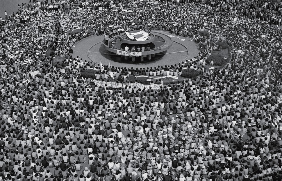 Gwangju demonstrators gather around a fountain in front of the South Jeolla Provincial Office. (provided by the May 18 Memorial Foundation)