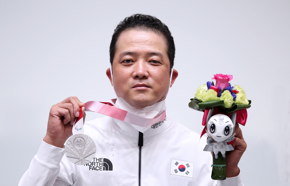 박진호가 1일 일본 도쿄 아사카 사격장에서 열린 2020 도쿄패럴림픽 혼성 10ｍ 공기소총 복사(SH1) 시상식에서 은메달을 목에 걸고 포즈를 취하고 있다. 대한장애인체육회 제공