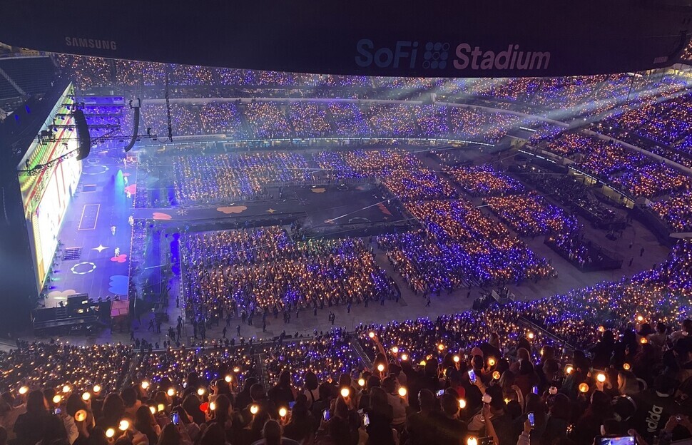 Thousands of audience members fill the stands at SoFi Stadium in Inglewood, California, on Saturday for “BTS Permission to Dance on Stage – LA,” BTS’ first in-person concert in two years. The group will play a total of four concerts in this tour, including one on Nov. 28, one on Dec. 1 and one on Dec. 2. (Yonhap News)