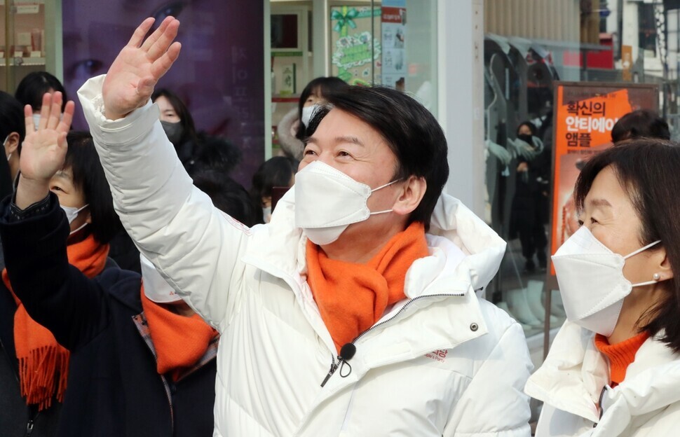 People’s Party candidate for president Ahn Cheol-soo waves to supporters while at a campaign stop in Cheongju on Sunday. (Yonhap News)