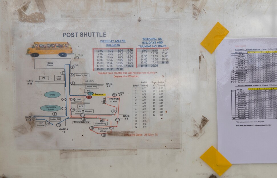 미군기지 안을 운행하던 셔틀버스 노선도와 시간표가 버스 정류장마다 붙어 있다.