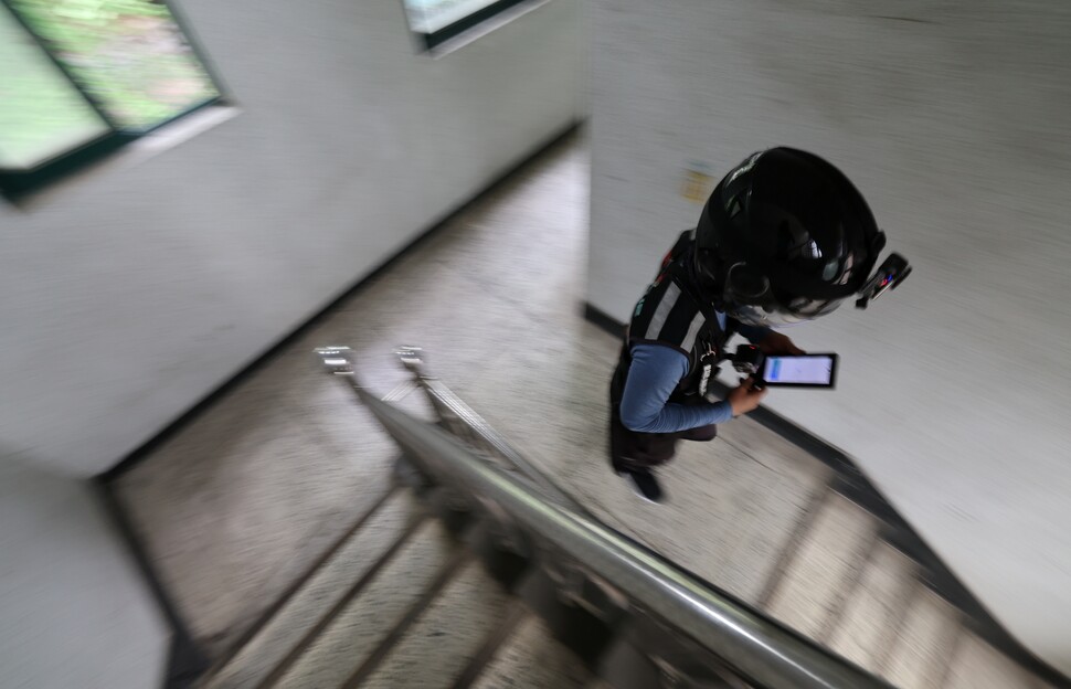 소진옥씨가 음식을 배달한 뒤 계단을 걸어 내려가고 있다. 김정효 기자 hyopd@hani.co.kr