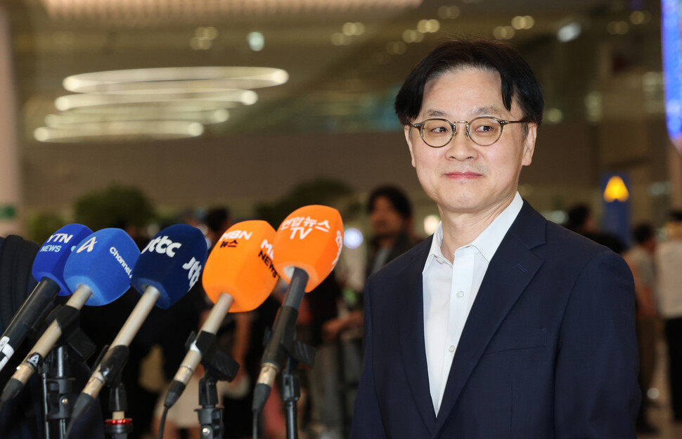 대미투자협상 마무리차 방미했던 김정관 산업통상부 장관이 13일 인천국제공항 제2여객터미널을 통해 입국, 취재진 질문에 답한 뒤 이동하고 있다. 연합뉴스