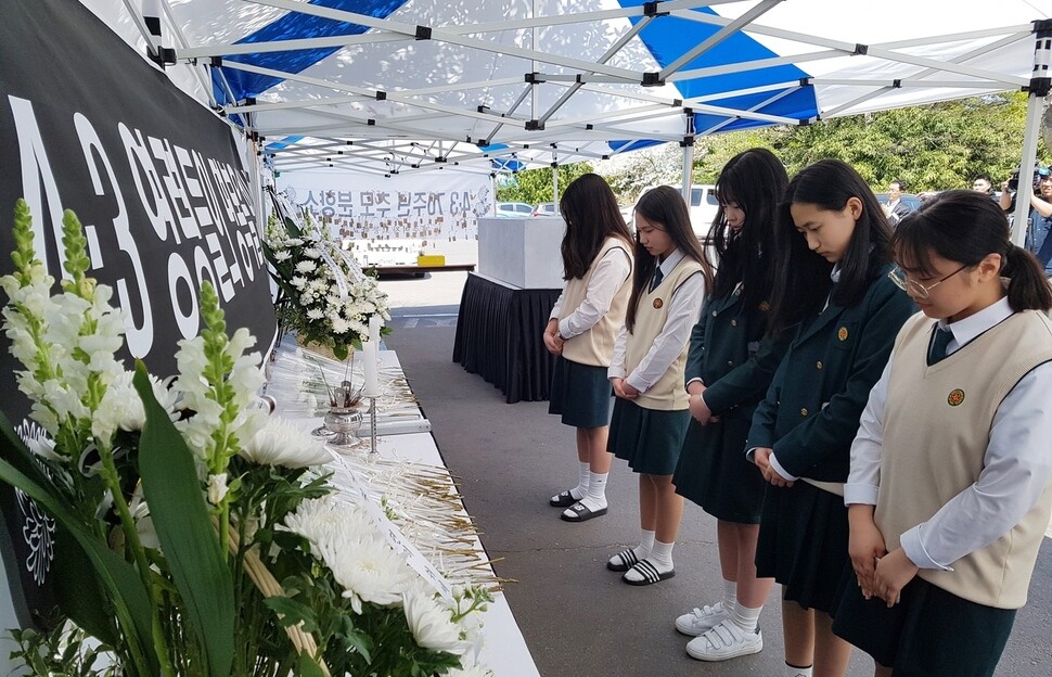 Jeju Girls’ High School students use their lunch time to bow and burn incense at the memorial to the Apr. 3 Jeju Uprising and Massacre that was set up in the courtyard of their school on Apr. 2. (by Heo Ho-joon