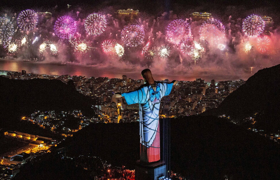 브라질 리우데자네이루의 새해맞이 축제를 수놓은 불꽃놀이.