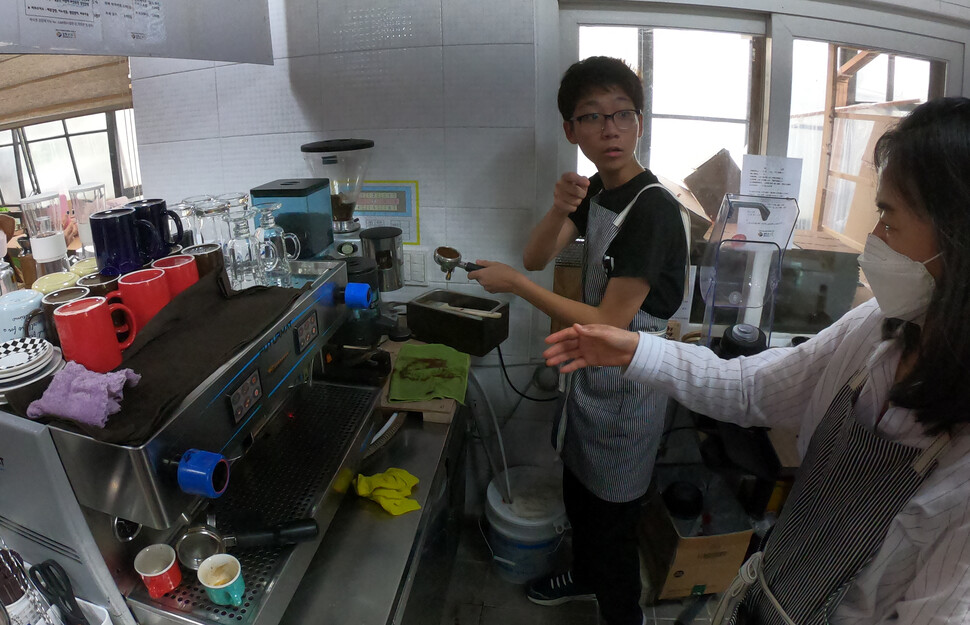Baek Jae-wook, 15, is one of five teens with an autism spectrum disorder who have earned barista certifications from the Jayeondo Cafe in Incheon.