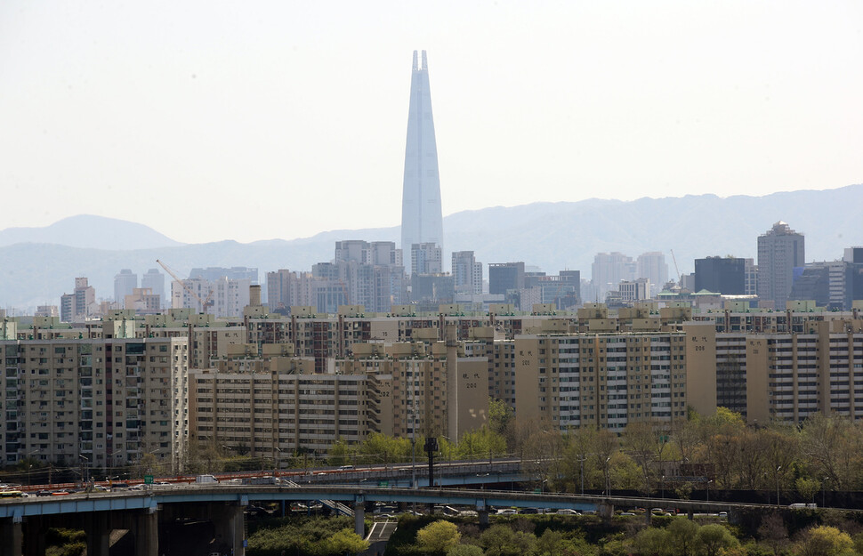 서울시장 보궐선거에서 재건축·재개발 규제 완화를 내세운 오세훈 시장이 취임하자마자, 국민의힘이 재건축 규제 완화와 보유세 인하 주장을 본격화하고 있다. 사진은 9일 서울 용산구 유엔빌리지 인근에서 바라본 강남구 압구정동 일대의 모습. 연합뉴스