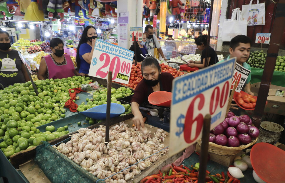 2022년 5월4일 멕시코 수도 멕시코시티의 자메이카 시장에서 상인들이 농산물을 판매하고 있다. EPA 연합뉴스