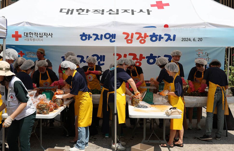 적십자봉사원들이 20일 오전 서울 노원구 대한적십자사 서울지사 북부봉사관에서 여름김장을 하고 있다. 김정효 기자