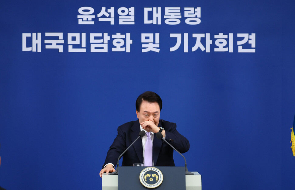 윤석열 대통령이 2024년 11월7일 오전 서울 용산 대통령실 청사 브리핑실에서 열린 대국민담화 및 기자회견에서 취재진의 질문에 답하고 있다. 대통령실사진기자단