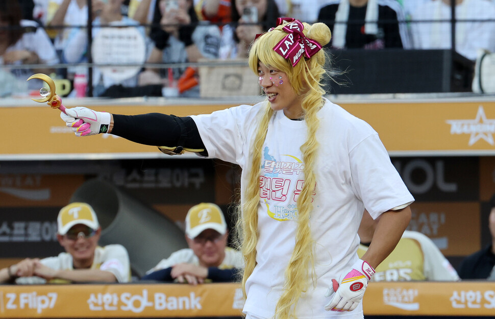 Kiwoom Heroes Song Sung -moon is dressed as a sailor Moon in the 2025 Shinhan SOL Bank KBO All -Star Game held at Hanwha Life Ball Park in Daejeon on the 12th. Yonhap News