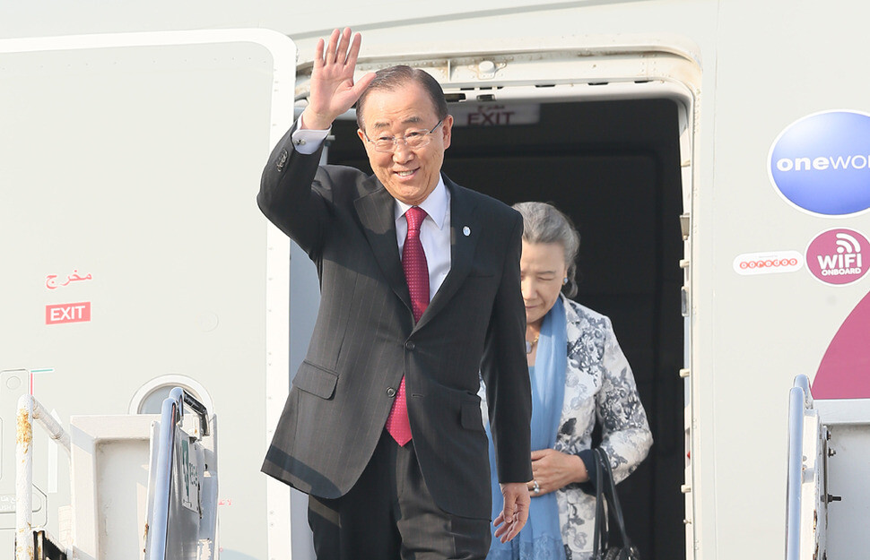 UN Secretary-General Ban Ki-moon waves to people gathered to welcome him as he arrives at Jeju International Airport on May 25. It was his first visit to South Korea in a year. (pool photo)