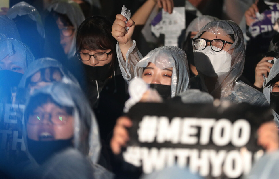 Women gathered in front of exit 6 at Sinnonhyeon Station in Seoul on May 17 in memory of the brutal murder of a 23-year-old woman near Gangnam Station two years ago. The demonstrators stood outside in the rain