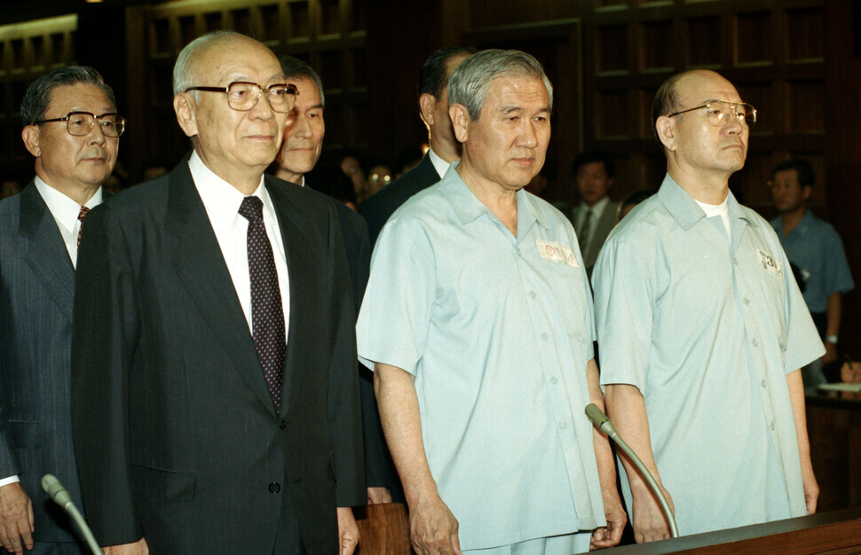Defendants (from right to left) Chun Doo-hwan, Roh Tae-woo, and former KCIA Director Yoo Hak-sung stand, awaiting their sentence in relation to the Dec. 12, 1979 military coup and the massacre in Gwangju. (Yonhap News)