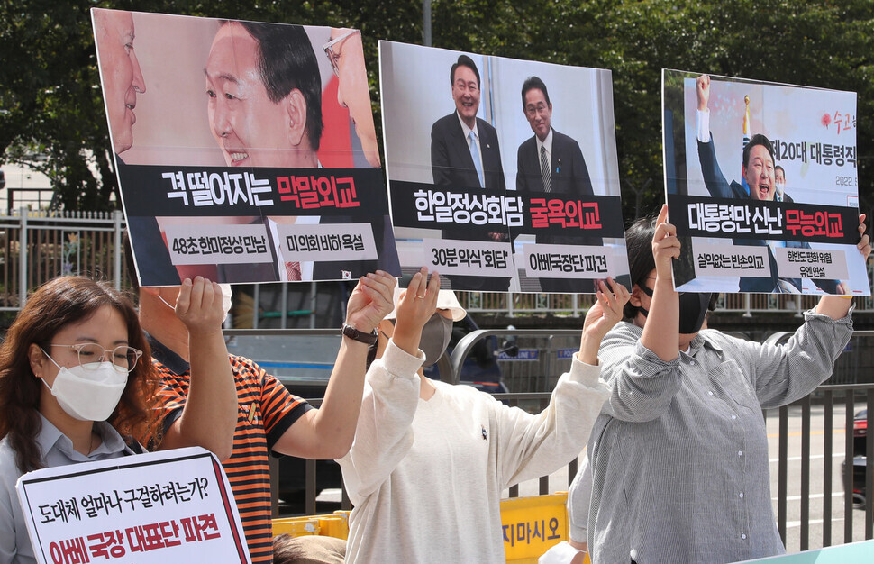 Members of Movement for One Korea hold a press conference outside the presidential office in Seoul’s Yongsan District on Sept. 27 where they call on the government to walk back plans to send a delegation to the state funeral for Shinzo Abe, the former prime minister of Japan. (Shin So-young/The Hankyoreh)
