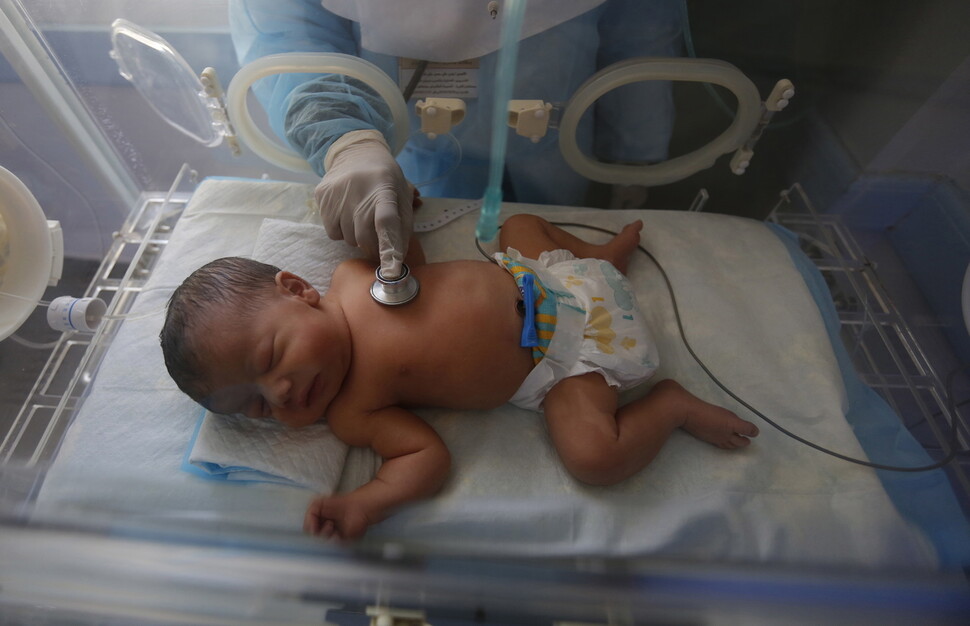 예멘의 한 병원에서 의료진이 신생아를 진찰하고 있다. 연합뉴스