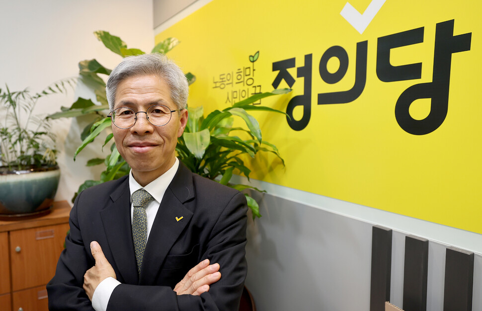 ‘사회대전환 연대회의’ 대선 후보로 선출된 권영국 정의당 대표가 2025년 4월30일 저녁 서울 구로구 정의당 당사에서 ‘한겨레21'과 인터뷰하기에 앞서 사진 자세를 취하고 있다. 이종근 선임기자 root2@hani.co.kr