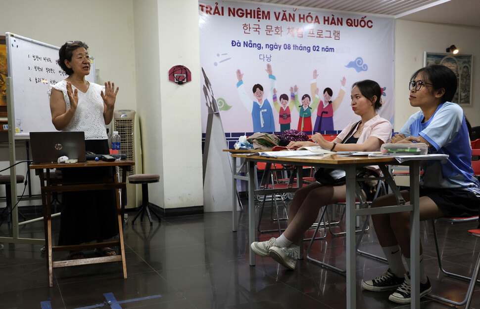 베트남 다낭의 한 한국어 학원에서 2025년 4월29일 투인(왼쪽부터)과 링이 박은숙(가명) 선생님과 한국어를 공부하고 있다.