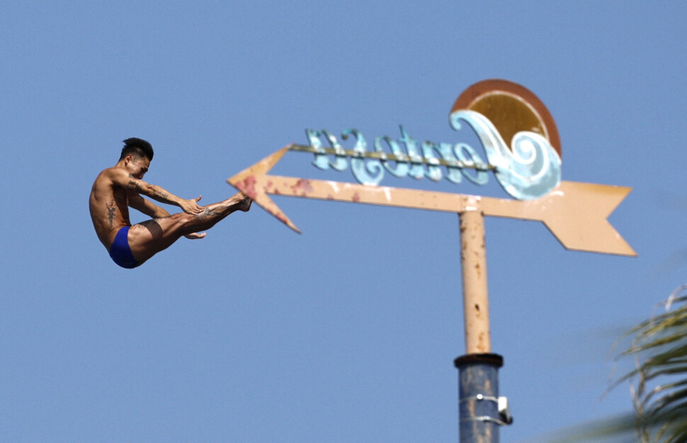 Korea's Choi Byung -hwa, who participated in the 2025 World Swimming Championship High Diving in Sentosa in Singapore on the 24th (local time), is showing a wonderful movement. Singapore/Reuters Yonhap News