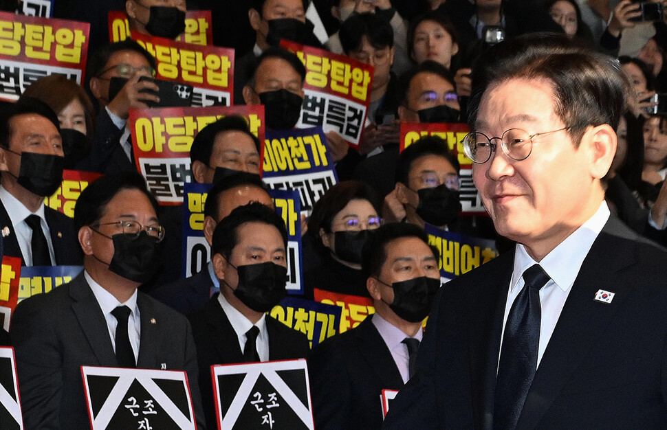 이재명 대통령이 2025년 11월4일 2026년도 예산안 대통령 시정연설을 위해 서울 여의도 국회에 도착해 사전환담장으로 이동하는 가운데, 장동혁 대표 등 국민의힘 의원들이 상복 차림에 검은 마스크를 쓰고 시위하고 있다. 대통령실사진기자단