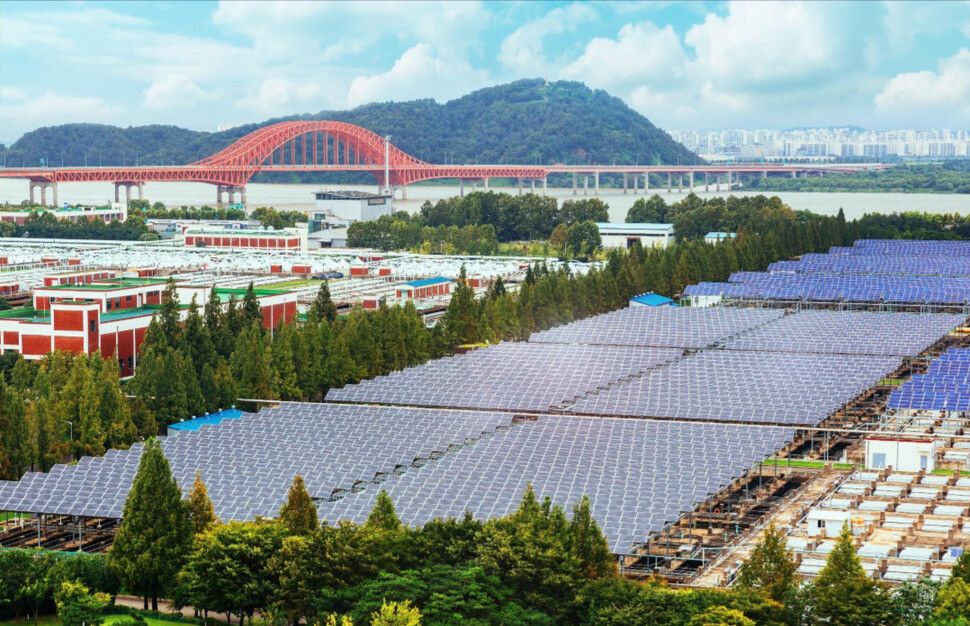 A solar panel field at the Seonam Recycling Center in Seoul. (provided by Seoul City)