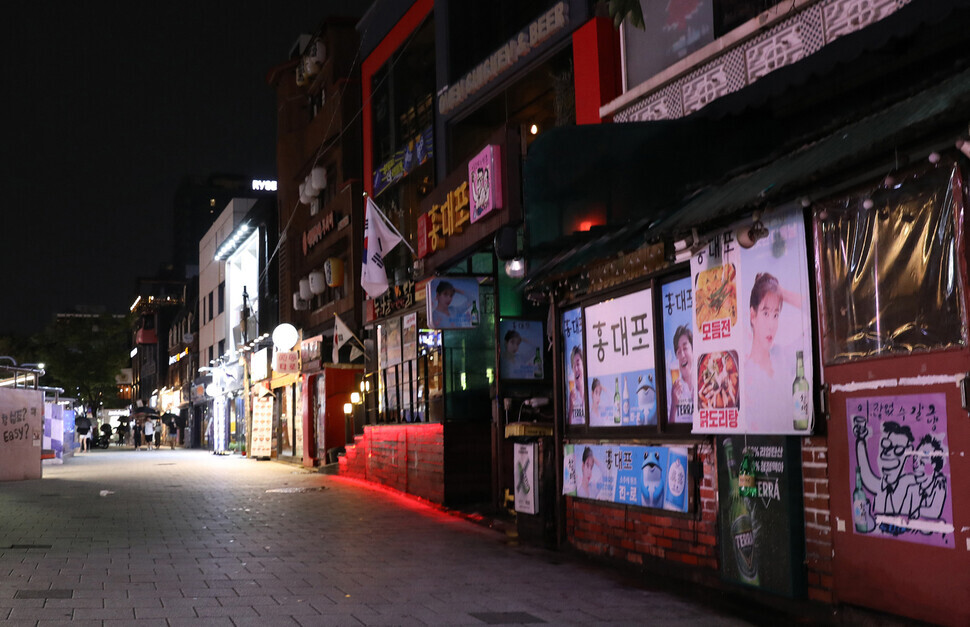 The area around Hongik University, normally a bustling hotspot of nightlife, remains nearly empty as shops close down amid Level 2.5 social distancing measures. (Chang Chul-kyu, staff photographer)
