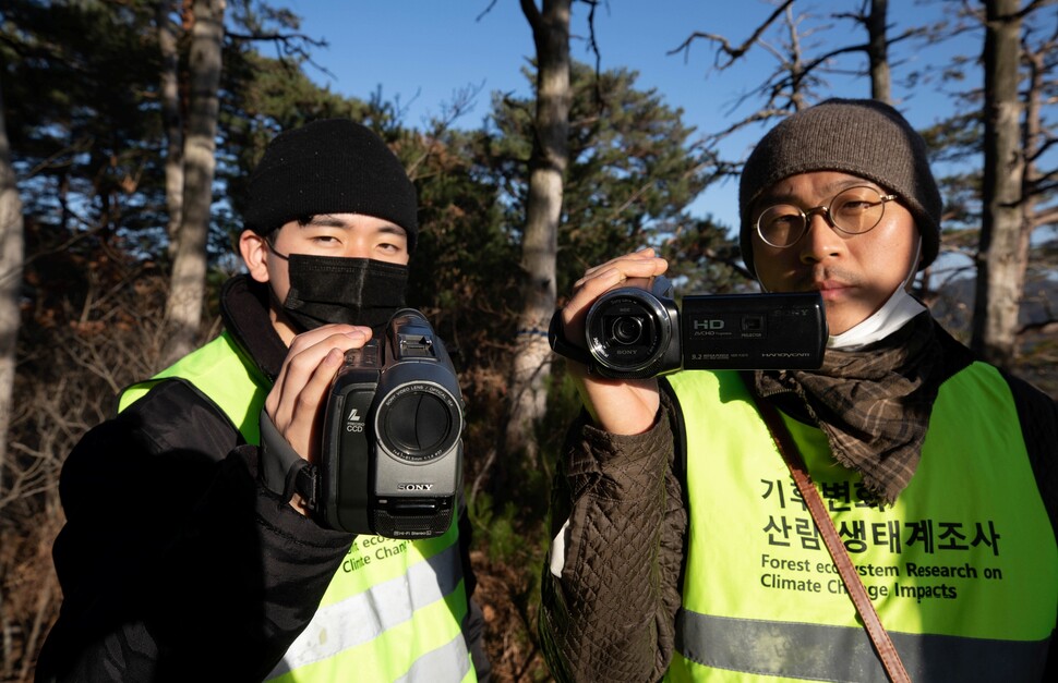 구형 아날로그 8㎜ 비디오카메라와 최신형 4K 디지털카메라로 나무의 집단 고사 현장을 기록하는 서원태 교수(오른쪽)와 제자 송치현씨.
