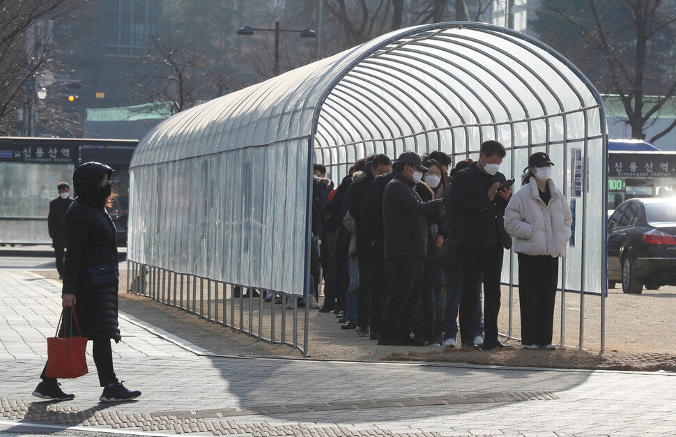 24일 서울 용산역 선별진료소 앞에 검사를 받으러 온 시민들이 비닐로 만든 터널에서 추위를 피하고 있다. 신소영 기자