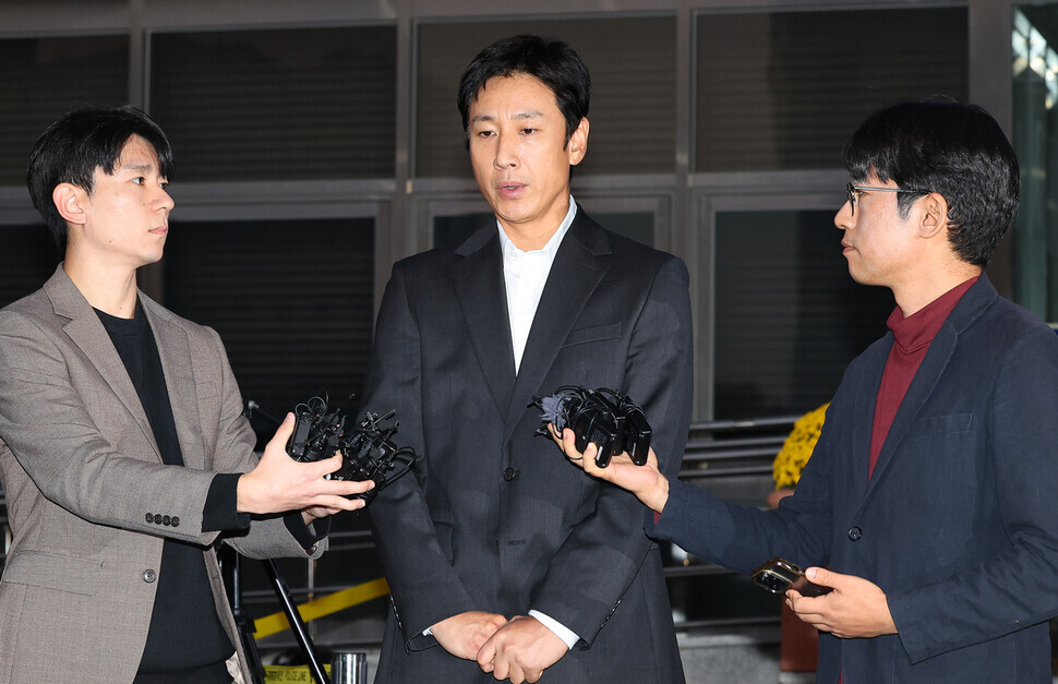 Lee Sun-kyun makes a statement before the press after appearing for questioning by police in Incheon on Oct. 28. (Yonhap)