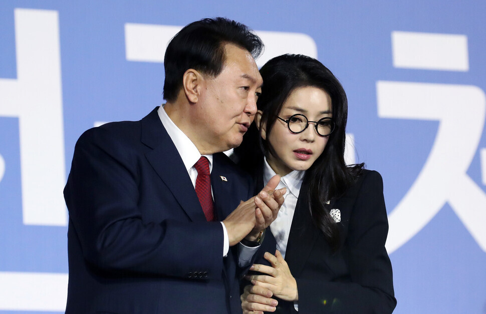 President Yoon Suk-yeol speaks to first lady Kim Keon-hee at the opening ceremony of the Korean National Sports Festival held in Mokpo, South Jeolla Province, in October 2023. (Yonhap)