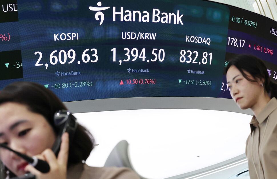 A monitor at Hana Bank’s trading room in downtown Seoul displays the KOSPI and won-to-dollar exchange rates on April 16, 2024. (Yonhap)