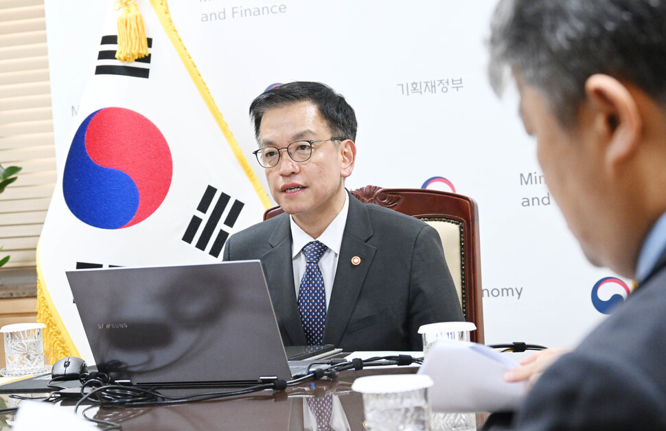 최상목 부총리 겸 기획재정부 장관이 12일 정부서울청사에서 가토 가쓰노부 일본 재무장관과 화상 면담을 하고 있다. 기재부 제공