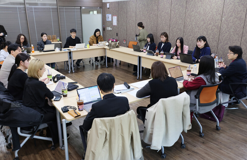 일본 시민단체 ‘스프링’(SPRING) 활동가들이 2025년 4월15일 서울 영등포구 이룸센터 회의실에서 한겨레21을 포함한 한국 취재진을 상대로 ‘부동의성교죄’를 도입한 일본 형법 개정 과정을 설명하고 있다. 류우종 기자 wjryu@hani.co.kr