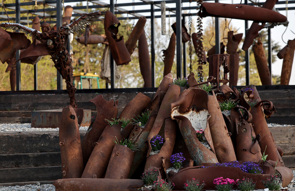 `매향리평화기념관' 앞쪽에 전시된 `매향리 평화 역사관' 전시물. 매향리 주민들이 사격장에서 가져온 포탄 폐기물로 만든 `철꽃 화분'과 `푸줏간'모습.