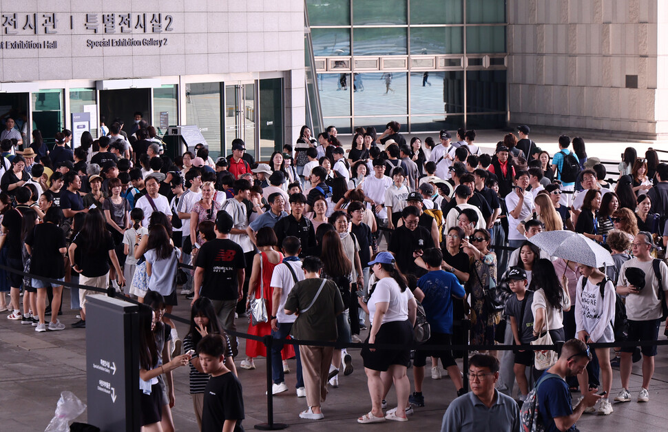 2025년 8월1일 서울 용산 국립중앙박물관을 찾은 시민들이 입장하기 위해 줄을 서 있다. 7월1일부터 30일까지 국립중앙박물관을 찾은 관람객 수는 총 69만4552명이다. 2024년 같은 기간 관람객(33만8868명)의 배가 넘는다. 연합뉴스