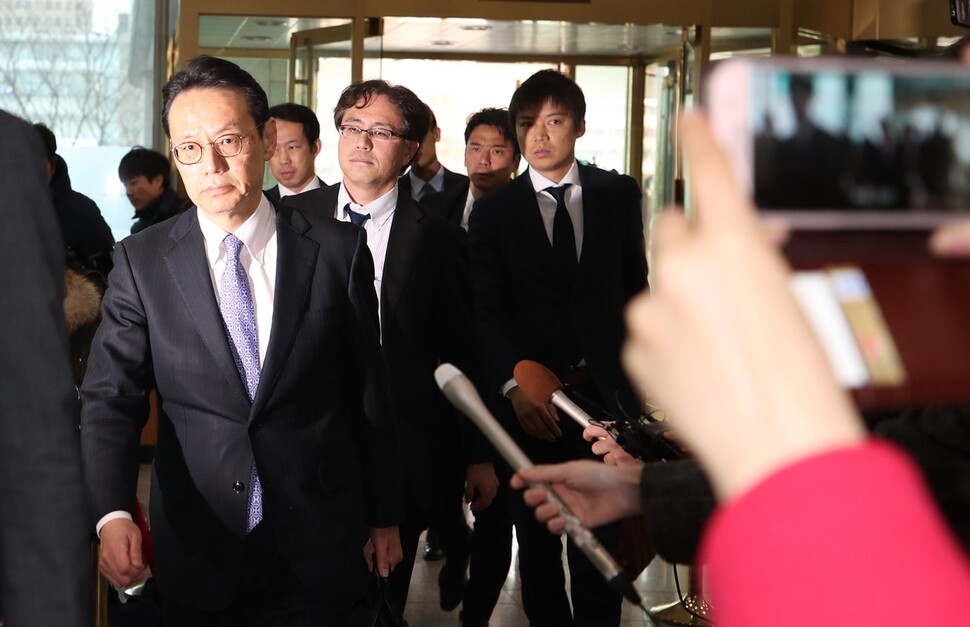 Japanese Ministry of Foreign Affairs Asian and Oceanian Affairs Bureau Director-General Kenji Kanasugi (front) enters the South Korean Ministry of Foreign Affairs (MOFA) to discuss South Korea-Japan relations with MOFA Northeast Asia Bureau Director Kim Yong-gil on Mar. 14.